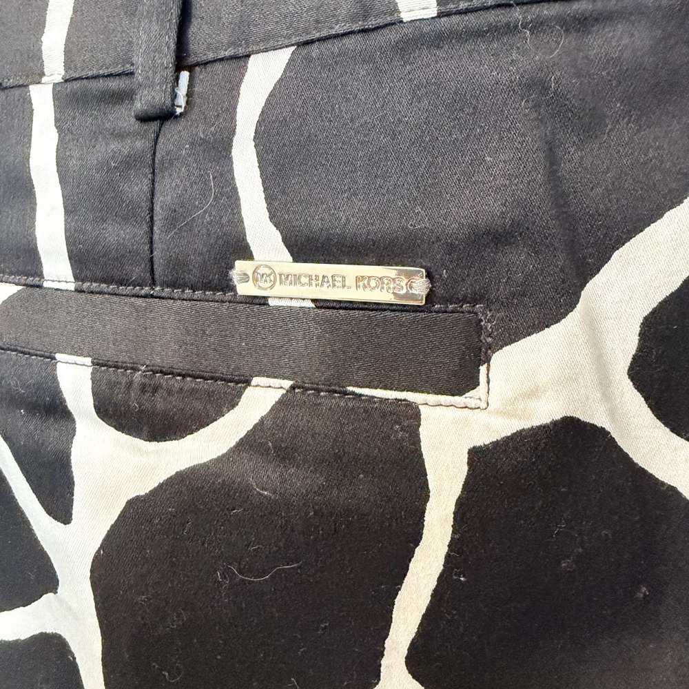 Michael Kors Black and White Patterned Women Shorts - Picture 14 of 16